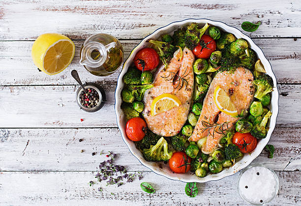 cocido filete de salmón con verduras. dieta menú. vista superior - healthy dinner fotografías e imágenes de stock