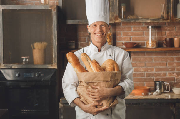 хлебобулочный шеф-повар приготовления выпечки испечь на кухне профессиональный - пекарь стоковые фото и изображения