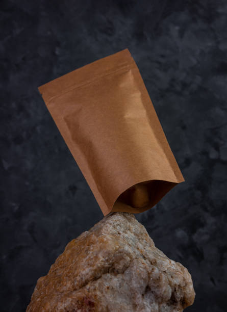 équilibrage sac sac maquette pierre naturelle. paquet blanc de papier kraft avec le fond foncé de grains de café. équilibre flottant - the game photos et images de collection