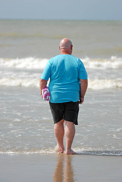 homem careca pelo mar - bald beach imagens e fotografias de stock