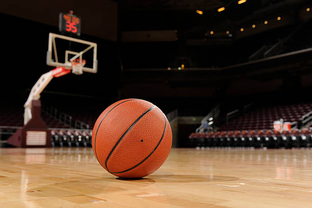 ball and basketball court - basketbalspeler stockfoto's en -beelden