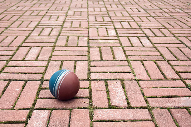 palla su un marciapiede di scrabble - lascia cadere palla foto e immagini stock