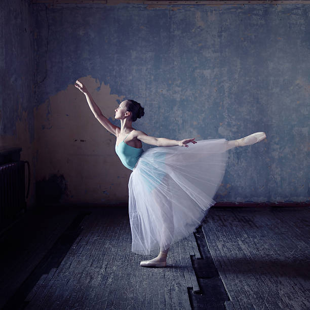 Ballet dancer in arabesque  arabesque position stock pictures, royalty-free photos & images