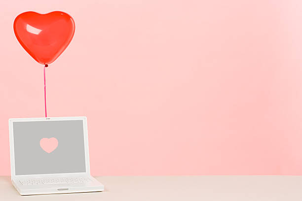 balloon and laptop - romantiek begrippen stockfoto's en -beelden