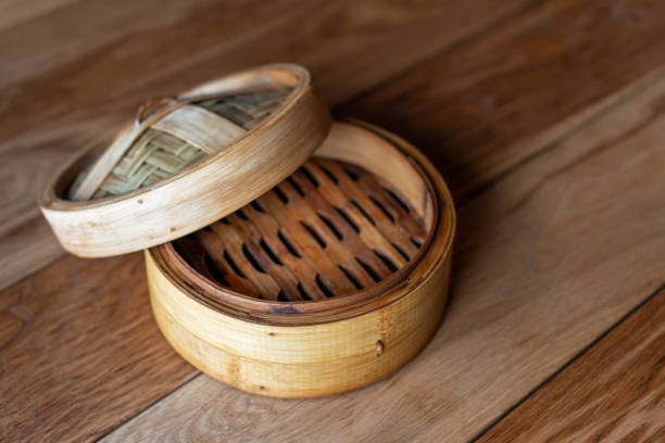 Bamboo steamer set, chinese kitchenware on wooden table Bamboo steamer set, chinese kitchenware on wooden table, top view. Empty traditional asian bamboo steamer for steamed dumplings Dim Sums. Top view. king kong monster stock pictures, royalty-free photos & images