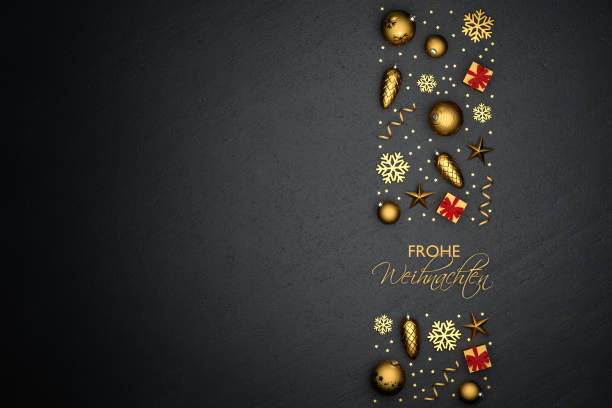 на черной каменной тарелке лежала полоса плоских золотых рождественских украшений. немецкий текст "frohe weihnachten" (с рождеством христовым) межд - weihnachten стоковые фото и изображения