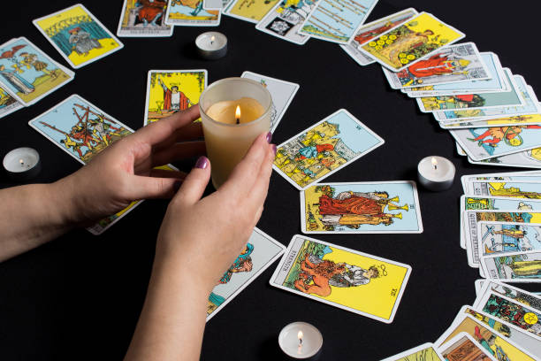 방콕, 태국, 11월.22.19. 집시가 타로 카드와 미래에 대한 경이로움을 낳는다. 크리스마스 행운 이야기와 행운 말하기. 카드와 마법의 세션. 여성의 손과 타로 카드. - tarot 뉴스 사진 이미지