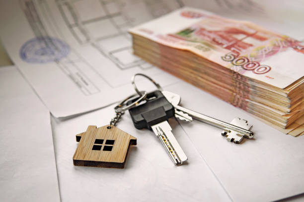 아파트 러시아 루블과 열쇠의 지폐. 부동산 판매. 아파트 의 판매를위한 거래. 개념. - 러시아 루블 뉴스 사진 이미지