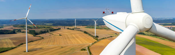 banner luftbild und nahaufnahme einer windkraftanlage - tim siegert stock-fotos und bilder