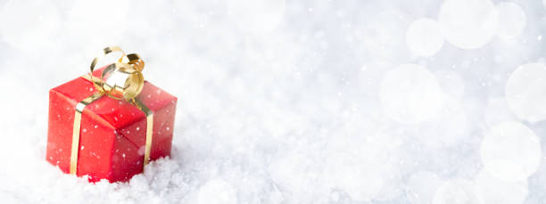 banner con caja de regalo roja en la nieve a la deriva. - fotografía imágenes fotografías e imágenes de stock