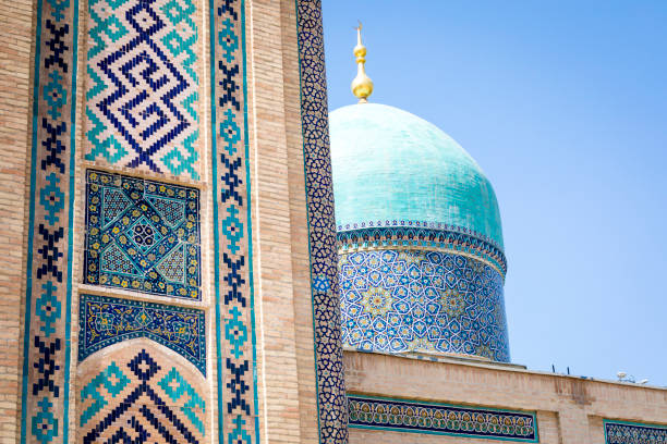 madrasa di barak khan. piazza hast imam (imam hazrati) è un centro religioso di tashkent. - barak foto e immagini stock