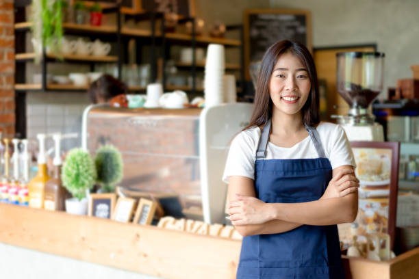 barista aziatische vrouwen cafe maken koffie voorbereiding. service concept - eigenaar stockfoto's en -beelden