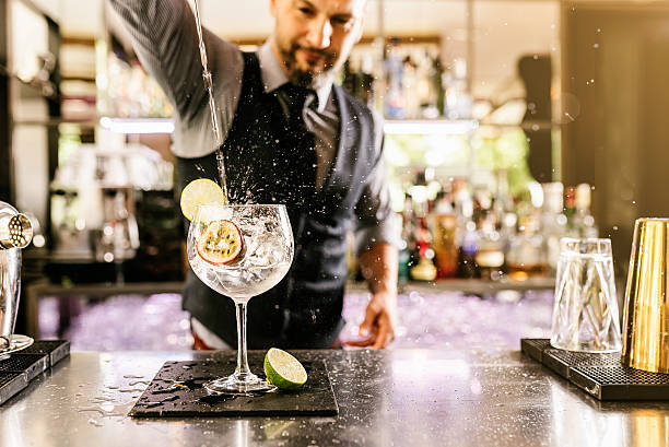 barman is making cocktail at night club. - ready mix imagens e fotografias de stock