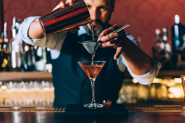 barman is making cocktail at night club. - misturar imagens e fotografias de stock