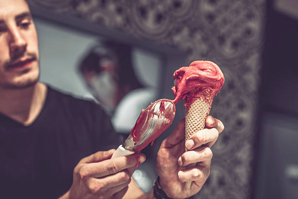 barkeeper ist dienen eis - ice cream fancy stock-fotos und bilder