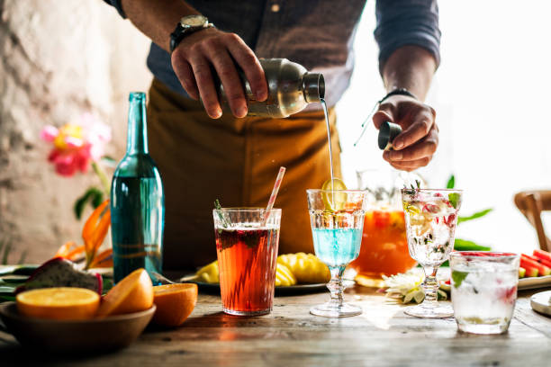 bartender guy working prepare cocktail skills - misturar imagens e fotografias de stock