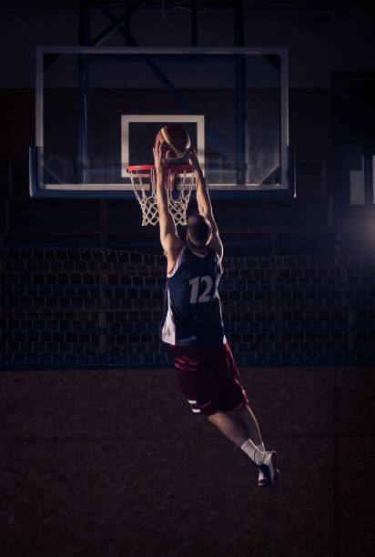 basketbal speler slam dunk, in lucht - basketball player back stockfoto's en -beelden