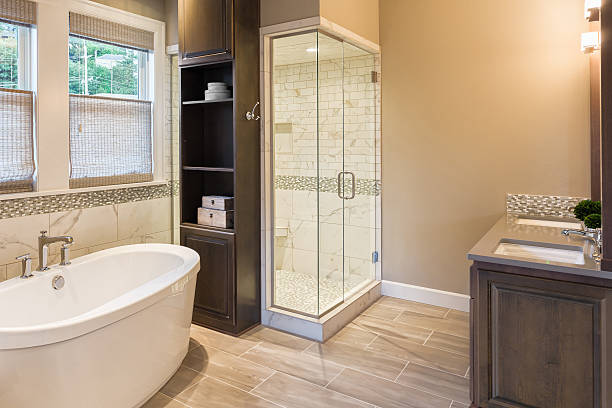 badezimmer im luxus wie zu hause: badewanne und dusche - hausanbau stock-fotos und bilder