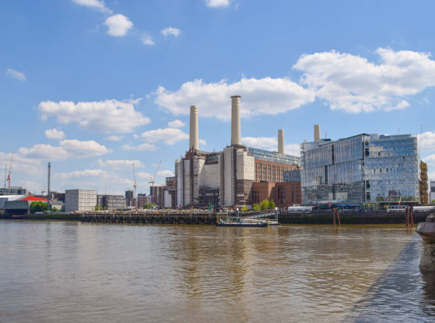 электростанция баттерси и река темза, лондон, великобритания - fulham стоковые фото и изображения