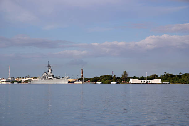 battleship миссури и аризона памятников-перл-харбор - pearl harbor стоковые фото и изображения