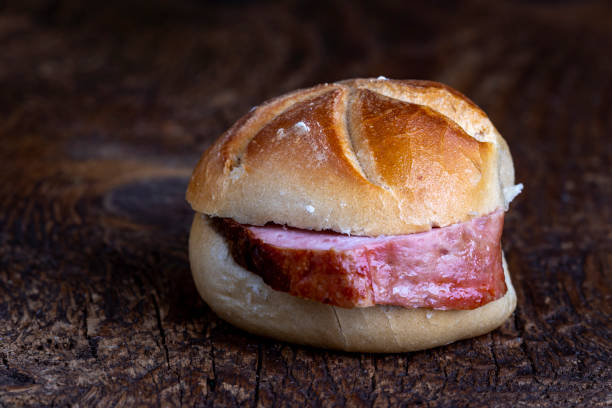 바이에른 고기 덩어리 에 a 롤빵 - meat loaf 뉴스 사진 이미지