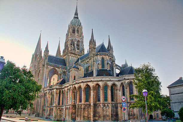 bayeux cathédrale sur une belle soirée - reims photos et images de collection