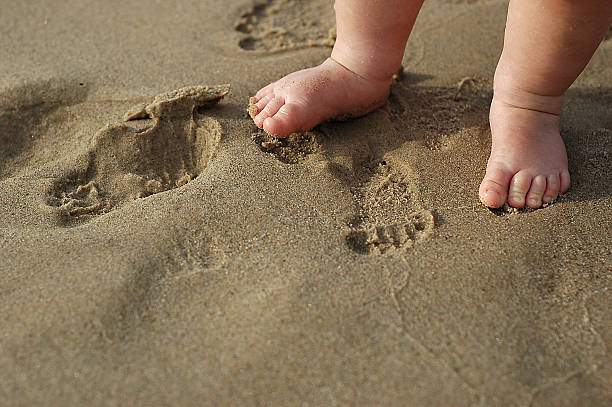 beach baby feet - voeten in het zand stockfoto's en -beelden