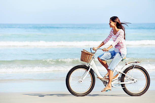 beach bicycle woman - fietsen strand stockfoto's en -beelden