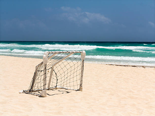 futebol de praia de cancún, no méxico objectivo - futebol de praia imagens e fotografias de stock