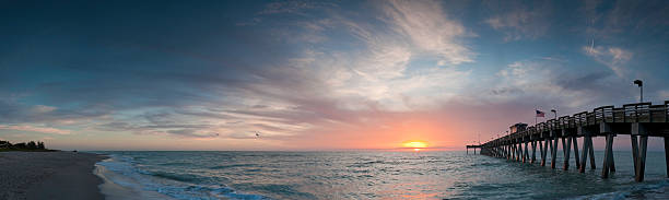 tramonto spiaggia molo venezia, florida - venice foto e immagini stock
