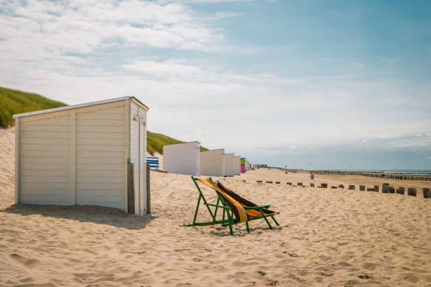 strandpalen op het strand van domburg, zeeland, het nederlandse strand van zeeland nederland - zeeland stockfoto's en -beelden