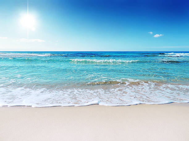 cena de praia com areia, mar e céu - beach wave imagens e fotografias de stock