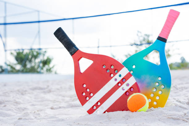 raquete de tênis de praia e bolas - beach tennis - fotografias e filmes do acervo