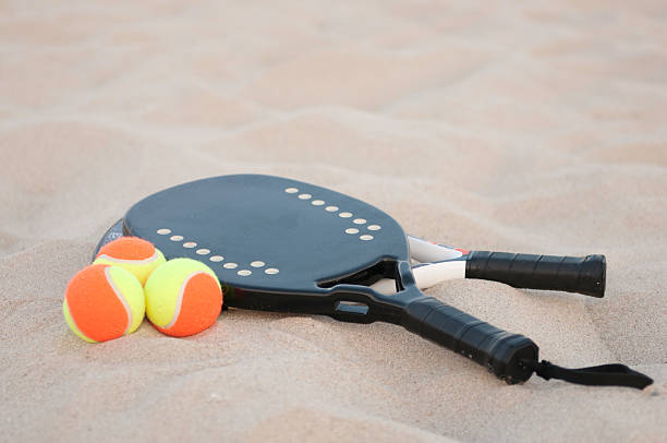 raquetes de tênis e bolas de praia - beach tennis - fotografias e filmes do acervo