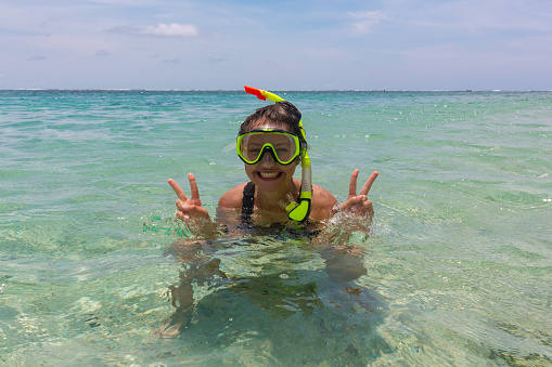 ビーチ休暇の楽しみ海の水で泳ぎながら間抜けな顔を作るシュノーケルのスキューバ ダイビングのマスクを着ている女性彼女の旅行の休暇でアジアの女の子のポートレートクローズ ア 女性のストックフォトや画像を多数ご用意 Istock