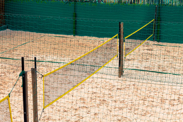 quadra de vôlei de praia estabelecida na cidade - beach tennis - fotografias e filmes do acervo
