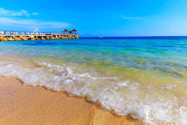 ガゼボのある防波堤-モンテゴ ベイ - ジャマイカ、カリブ海のビーチ - モンテゴ湾 写真 ストックフォトと画像