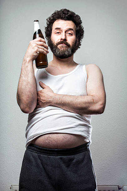 бородатый пиво человек, которые позируют с его бутылка - pics of the hairy beer...