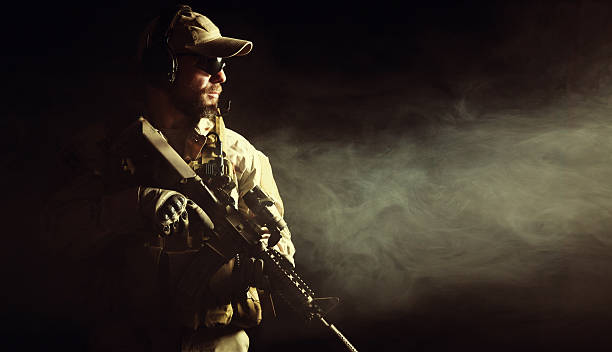 bearded special forces soldier - wapen apparatuur stockfoto's en -beelden