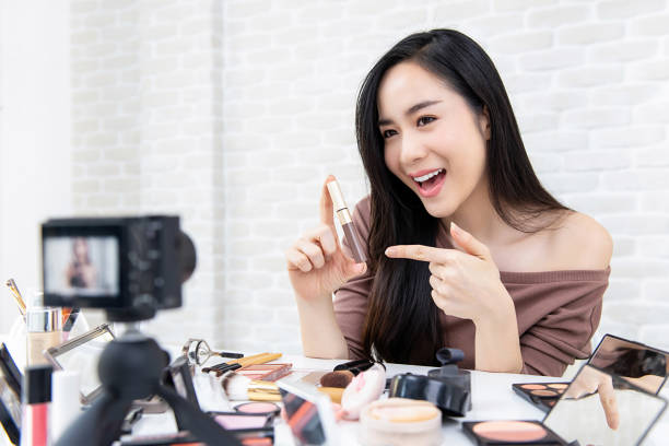 cantik wanita asia kecantikan vlogger merekam tutorial makeup - video marketing potret stok, foto, & gambar bebas royalti