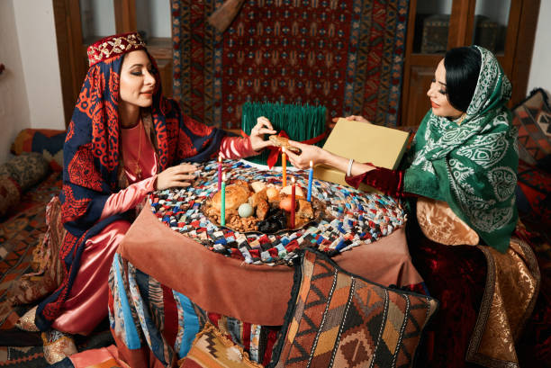아름 다운 아 제 리어 여 성과 노바 크루즈 트레이와 전통적인 패스트리 쉐 라와 pakhlava - 아제르바이잔 뉴스 사진 이미지