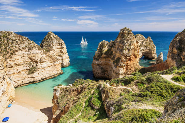 güzel bir plaj kıyısında algarve, portekiz - portugal stok fotoğraflar ve resimler
