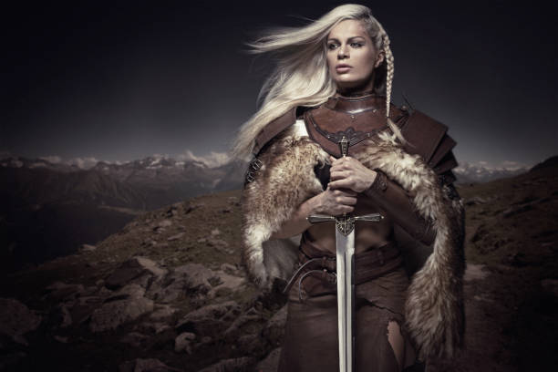 vacker blond svärd svingar viking krigare kvinna - vikings bildbanksfoton och bilder