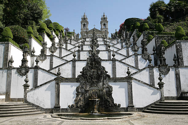 bela e escadas na igreja santuário do bom jesus do monte, portugal - braga imagens e fotografias de stock