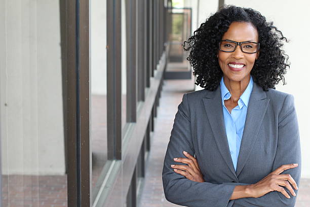 beautiful confident woman wearing a power suit - afro amerikaanse etniciteit stockfoto's en -beelden