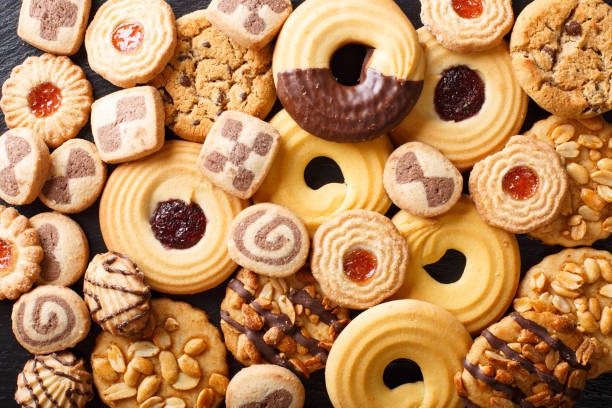prachtige koekjes assorti close-up. achtergrond horizontale bovenaanzicht - koekje stockfoto's en -beelden