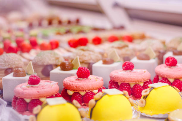 prachtige heerlijke gebakjes met frambozen op een showcase in een franse winkel. - deeggerechten stockfoto's en -beelden