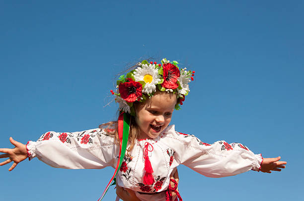 아름다운 소녀 번자체 엠브로이더드 셔츠 재킷 정원에서 - 우크라이나 뉴스 사진 이미지