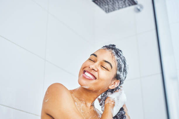 mooi haar vereist goede verzorging - woman washing hair stockfoto's en -beelden