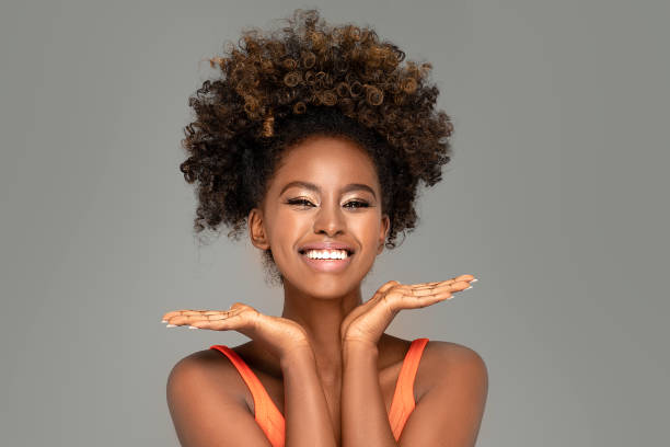hermosa mujer afro feliz sonriendo a la cámara. - rizado peinado fotografías e imágenes de stock